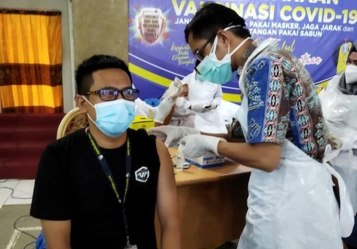 Editor apahabar.com Zainal Muttaqien di vaksin covid-19.
