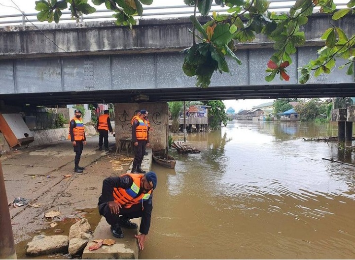 Anggota Satuan Brimob Polda Kalsel saat mengecek debit air, Minggu (14/3/2021).