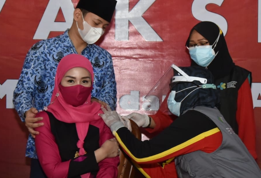 Ketua Tim Penggerak PKK Trenggalek Novita Hardini mengikuti vaksin covid-19