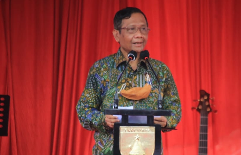 Menkopolhukam Mahfud MD saat menghadiri acara silaturrahim dengan Forkopimda, tokoh agama, tokoh masyarakat, dan tokoh pemuda, di Makodam V/Brawijaya, Rabu (17/3/2021). ( Foto: Istimewa )