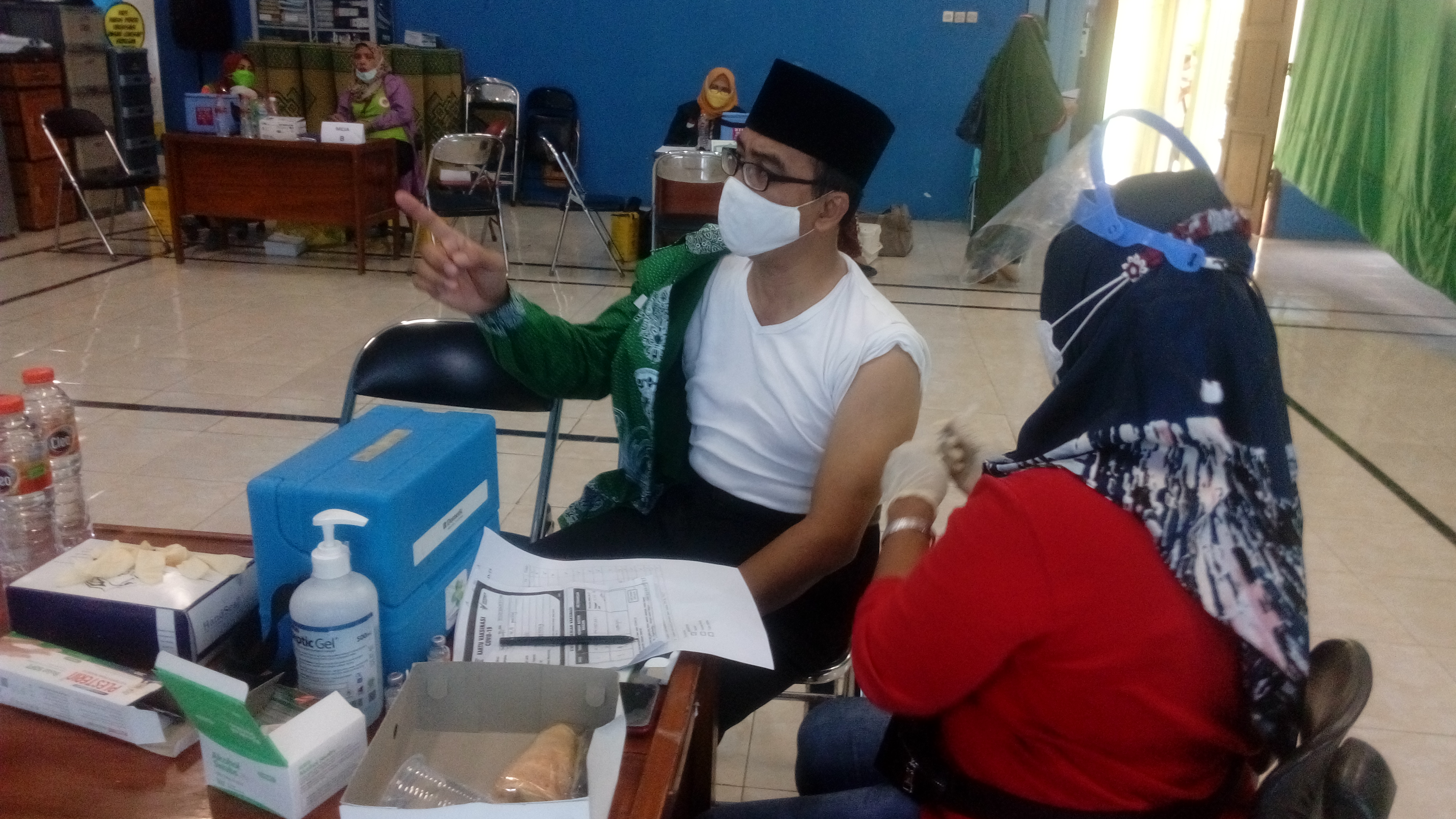 Seorang pegawai Kemenang Gresik, Moch. Chanafi saat menjalani vaksin tahap kedua di kantor Kemenang, Kamis (18/3/2021).