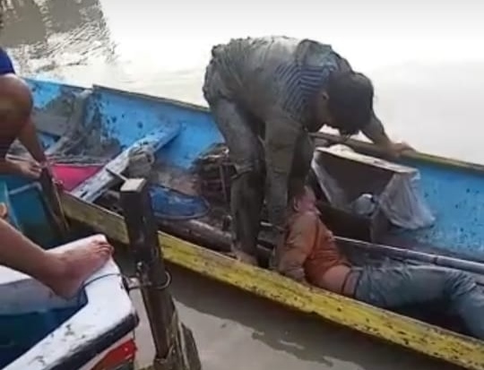 Aipda Aidiyanto berada diatas perahu nelayan milik warga bersama pelaku curanmor yang ditangkap di sungai Kali Lamong, Jumat (12/3/2021).