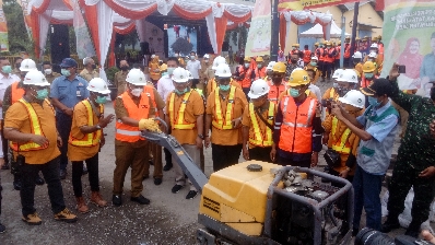 Bupati Gresik, Fandi Akhmad Yani saat mencoba salah satu alat untuk memperbaiki jalan, Selasa (23/3/2021) setelah acara peluncuran aplikasi APALAN Dinas PU.