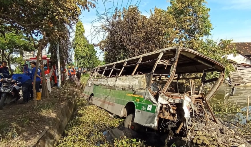 Kondisi Bus Sinar Mandiri setelah mengalami kebakaran di jalan nasional Babat-Lamongan, Rabu (24/3/2021)