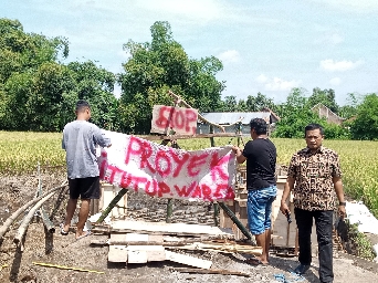 Warga Dusun Jabaran, Desa Kedungpari, Kecamatan Mojowarno di Kabupaten Jombang saat menutup paksa proyek pembangunan tower telekomunikasi.