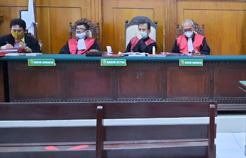 Sidang dengan terdakwa Matnadin (55), kasus pembunuhan, di ruang Tirta II, PN Surabaya secara video call, Kamis (25/03/2021).