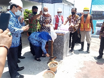 Bupati Jombang Mundjidah Wahab saat melakukan peletakkan batu pertama pembangunan gedung baru RSUD Jombang.