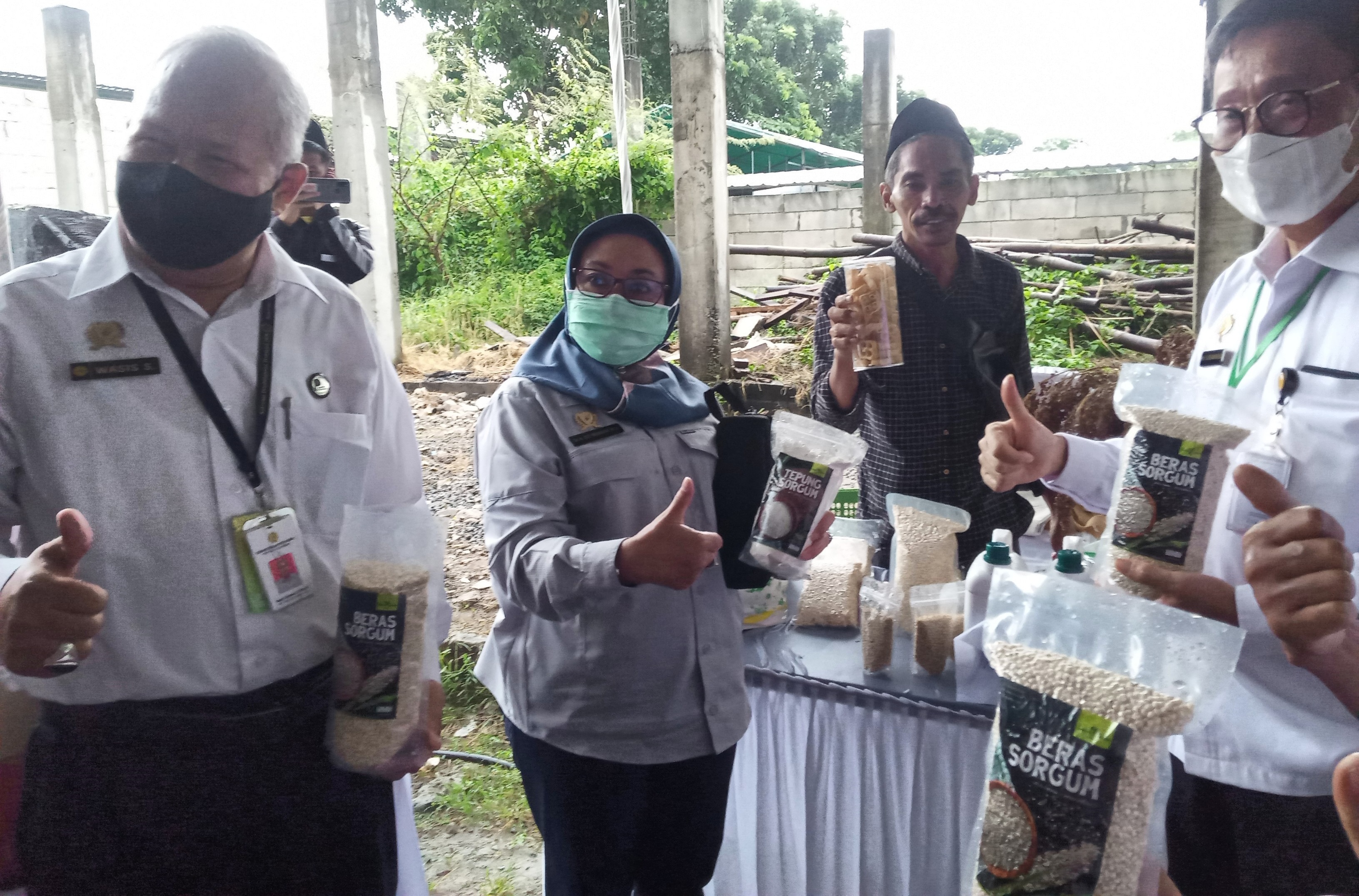 kepala balai penyuluhan pertanian bersama Staff satat menunjukan hasil pertanian para santri.