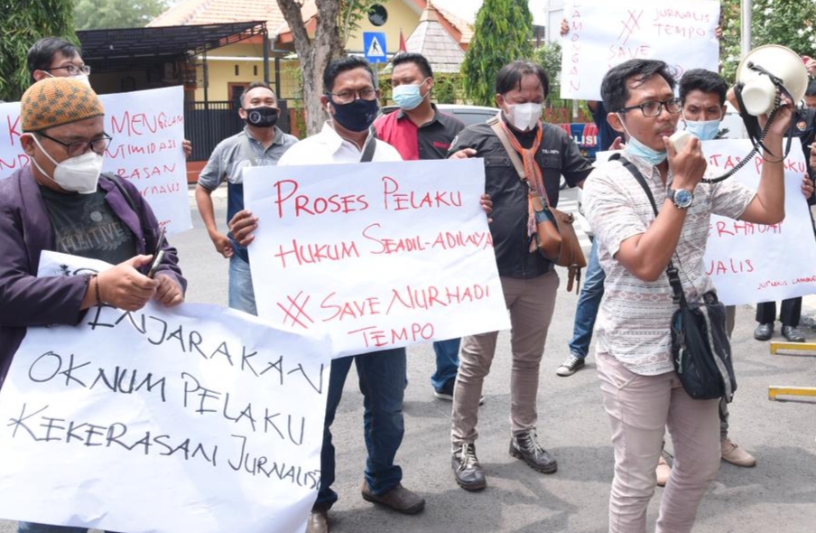 Wartawan Lamongan saat berunjuk rasa di Mapolres Lamongan, Senin (29/3/2021)