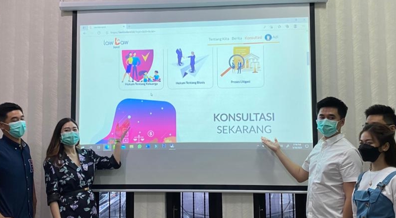 Sekelompok pemuda melakukan presentasi aplikasi hukum yang dibuatnya di Surabaya