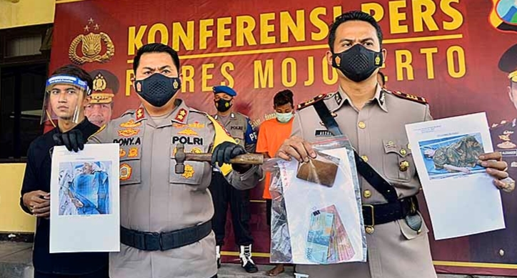 Polisi menunjukkan barang bukti kasus penganiayaan yang dilakukan oleh Danang Marko Pambudi kepada orang tua dan adik kandungnya, saat konferensi pers di Mapolres Mojokerto, Kamis (1/4/2021).