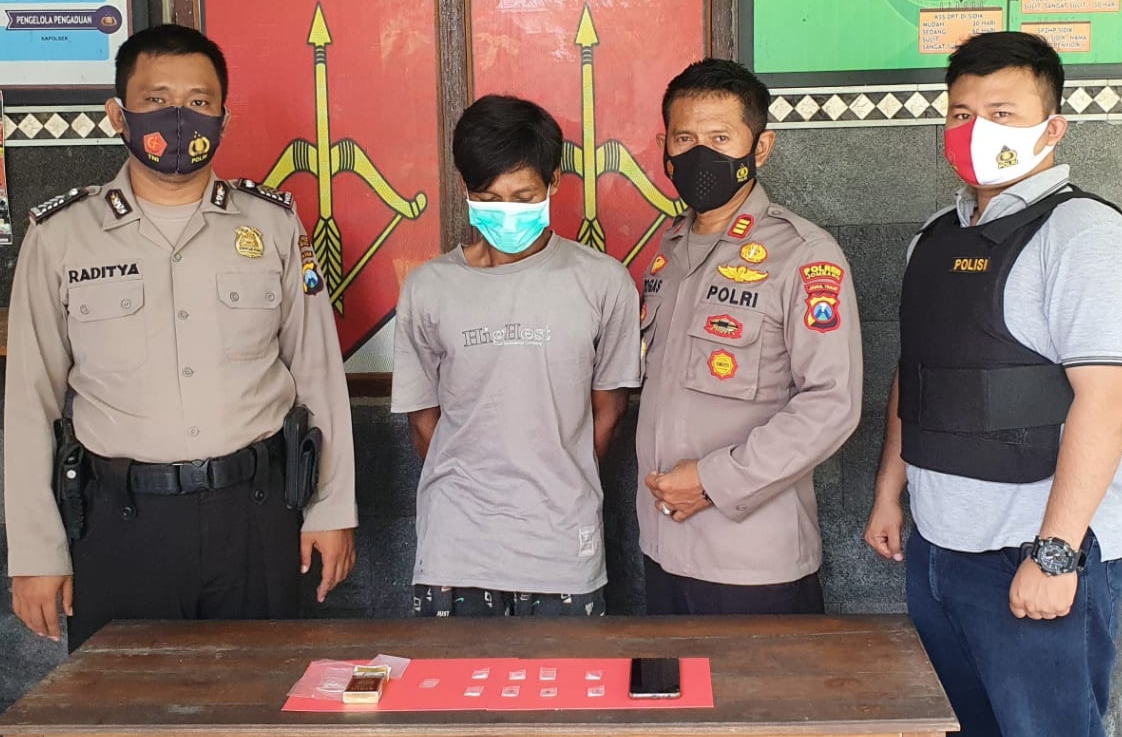 Tersangka pengedar narkoba diamankan ke Polsek Mojowarno