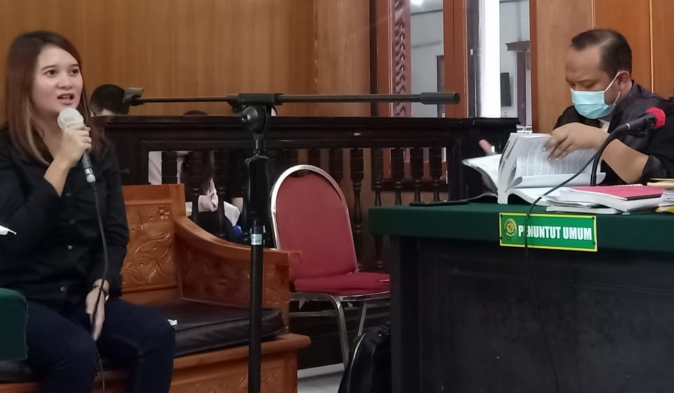 Saksi Anne saat memberikan keterangan di PN Surabaya