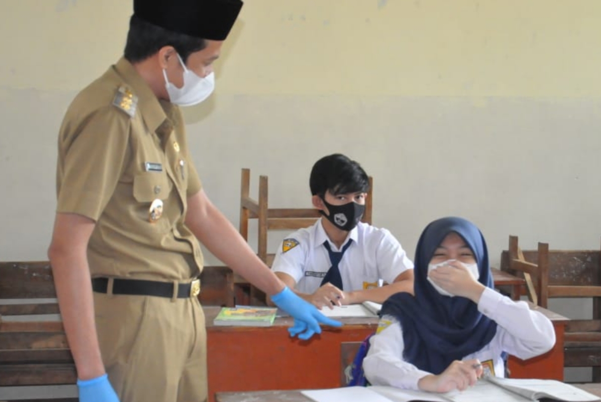 Wabup Trenggalek Syah Natanegara saat meninjau pembelajaran tatap buka di SMPN Watulimo