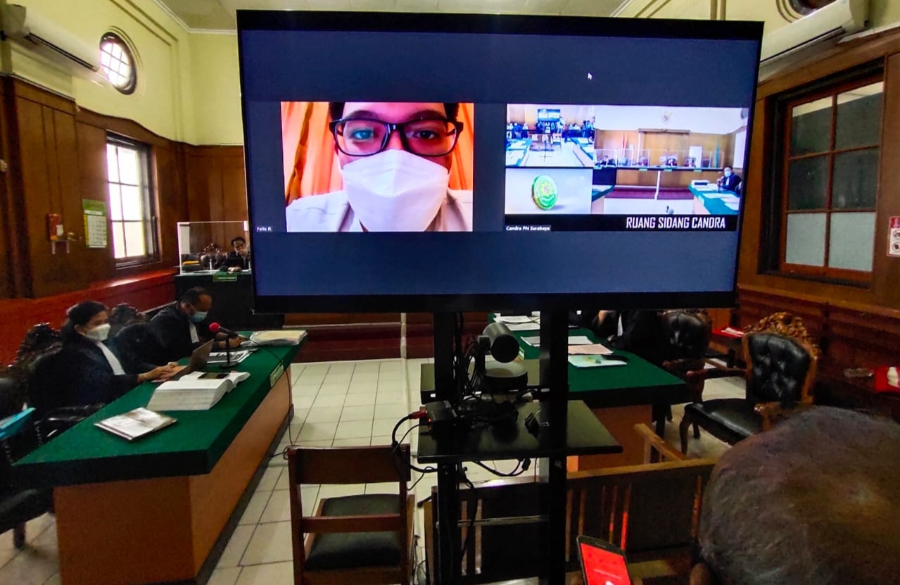 Terdakwa Christian Halim menjalani sidang secara daring di Ruang Candra PN Surabaya, Selasa (6/4/2021)