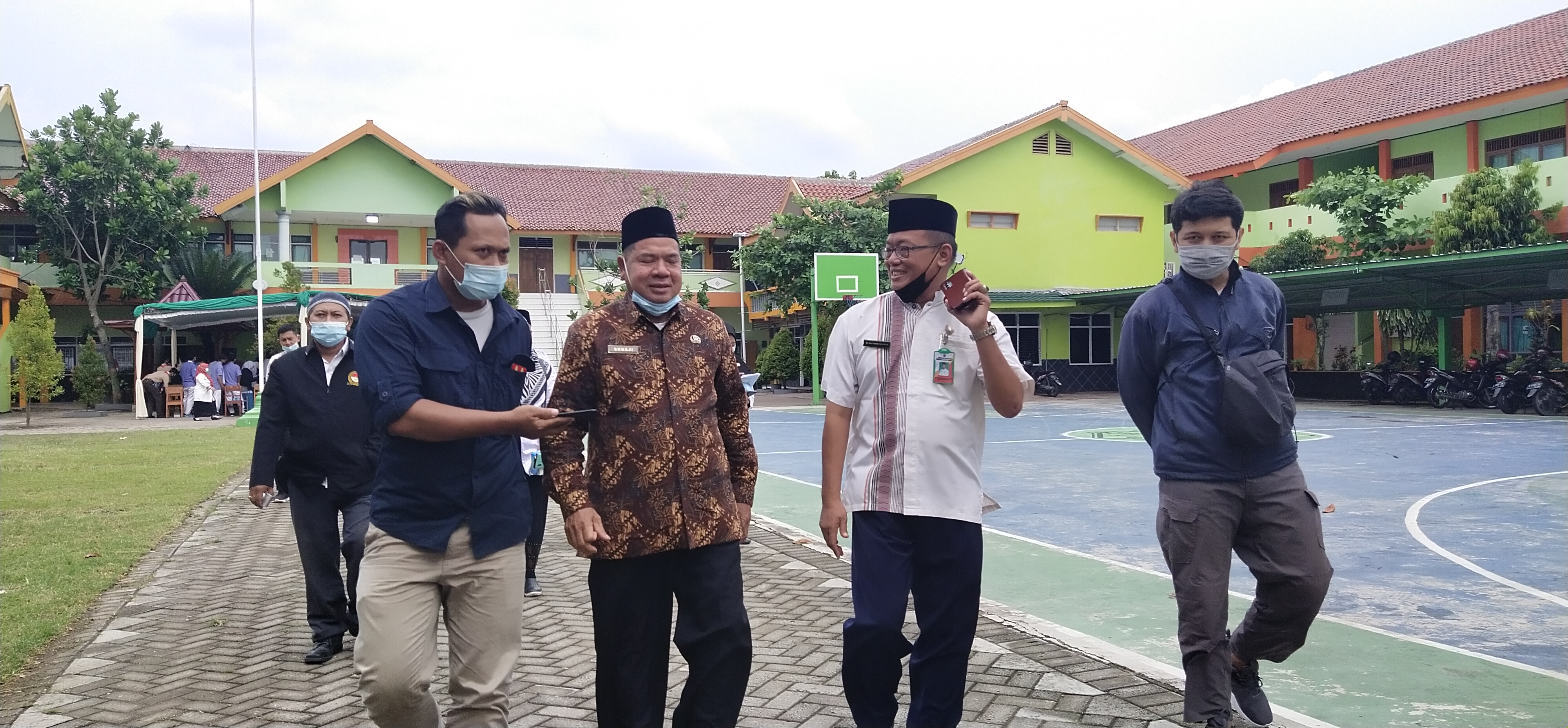 Kunjungan Kepala Kantor Kemenag Bojonegoro Suhaji di MAN 1 Bojonegoro. (Foto : At5/Bacasaja.id)