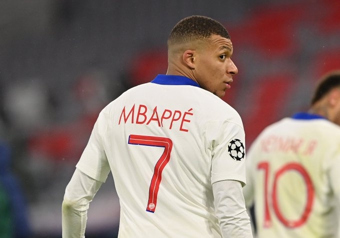 Penyerang Paris Saint-Germain, Kylian Mbappe, merayakan gol ke gawang Bayern Muenchen di Stadion Allianz Arena dalam babak perempat final Liga Champions 2020-2021, Rabu (7/4/2021) waktu setempat atau Kamis pukul 02.00 WIB. (TWITTER/CHAMPIONSLEAGUE)