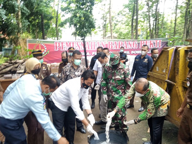 Kasat Resnarkoba Polres Jombang AKP Mochamad Mukid SH, secara simbolis musnahkan sabu sabu