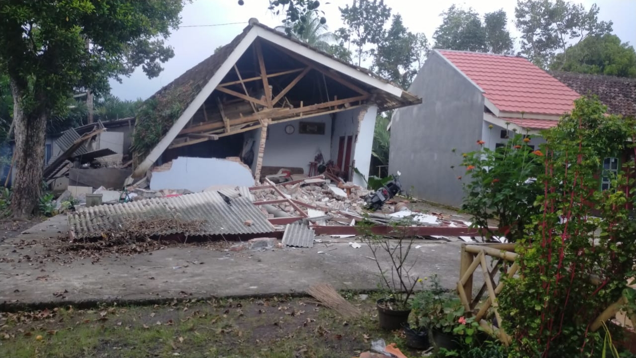 Rumah warga yang ambruk akibat gempa Malang