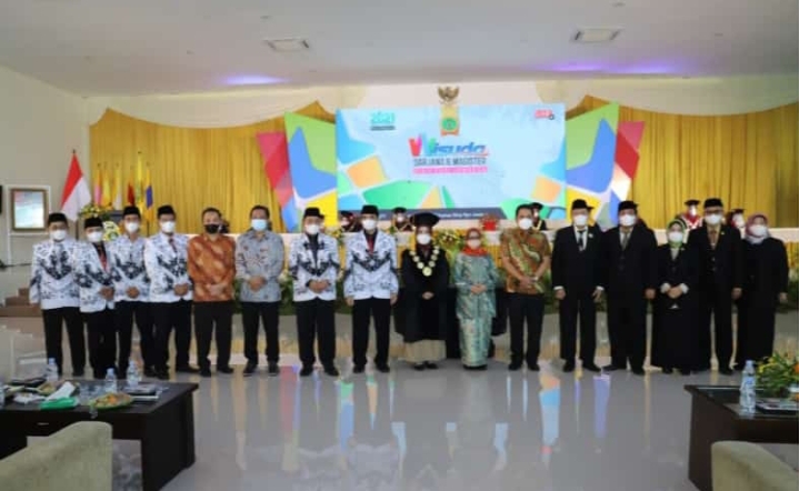 Bupati Jombang Hj, Mundjidah Wahab dan Wabup Sumrambah saat menghadiri Wisuda STKIP PGRI Jombang.