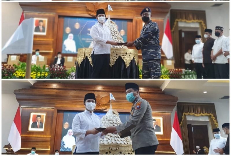 Wagub Jatim, Emil Elestianto Dardak menyerahkan unduhan dari gunungan apem dalam tradisi megengan di Gedung Negara Grahadi Surabaya. (Foto : Kominfo Jatim)