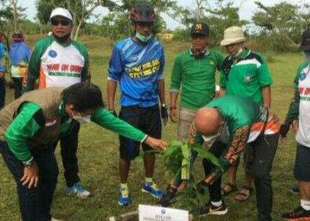BNNP Kalimantan Selatan bersama dengan komunitas pecinta lingkungan melakukan tanam sejuta pohon di kebun Raya Banua, Banjarbaru.