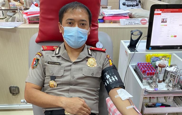 Kompol Wahyu Prista Utama SH, S.I.K, MH saat mendonorkan darahnya di PMI 