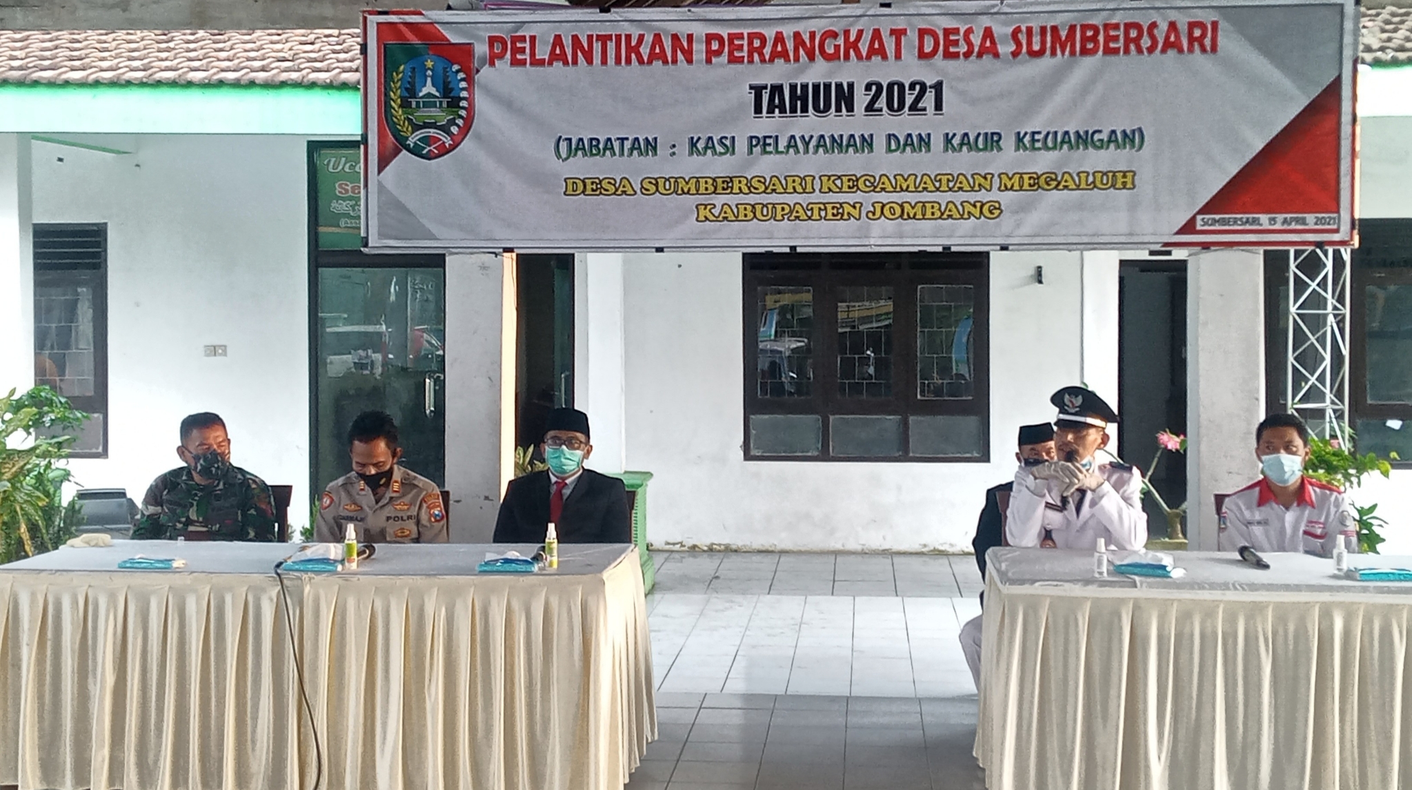 Muspika Megaluh bersama Kades Hariyanto saat pelantikan perangkat desa