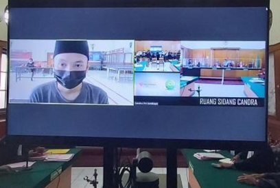 Terdakwa kasus salah transfer, Ardi Pratama menjalani sidang secara virtual di PN Surabaya