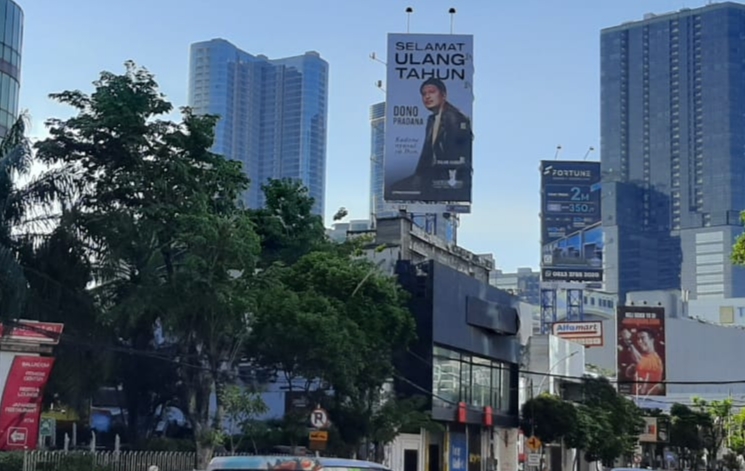 Reklame ucapan ulang tahun kepada Youtuber Dono Pradana di Jalan Basuki Rahmat Kota Surabaya