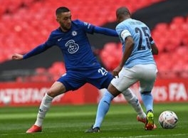 Fernandinho mendapat penjagaan dari gelandang Chelsea, Hakim Ziyech, dalam laga semifinal Piala FA di Stadion Wembley, Sabtu (17/4/2021). (TWITTER/CHELSEAFC)