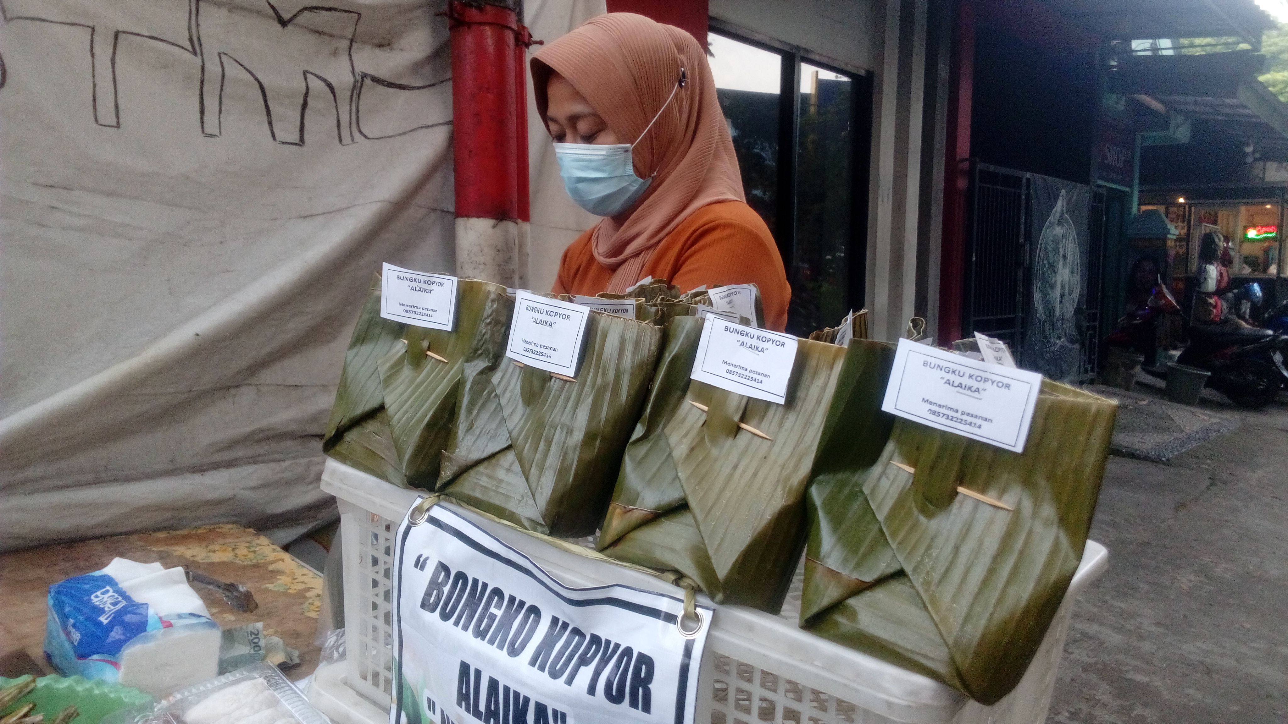 Ria (37) penjual Bongko Kopyor di tepi jalan Gresik Kota Baru (GKB). 