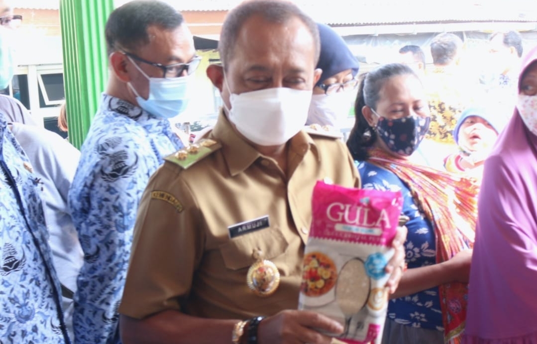 Wakil Wali Kota Surabaya, Armuji atau yang akrab disapa Cak Ji saat melakukan tinjauan operasi pasar