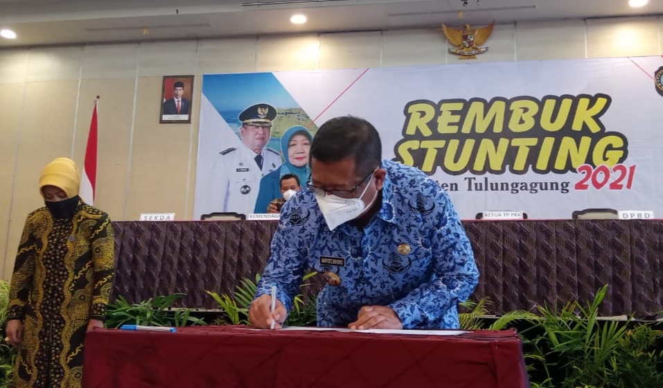 Bupati Tulungagung Maryoto Bhirowo menandatangani MoU penanganan stunting