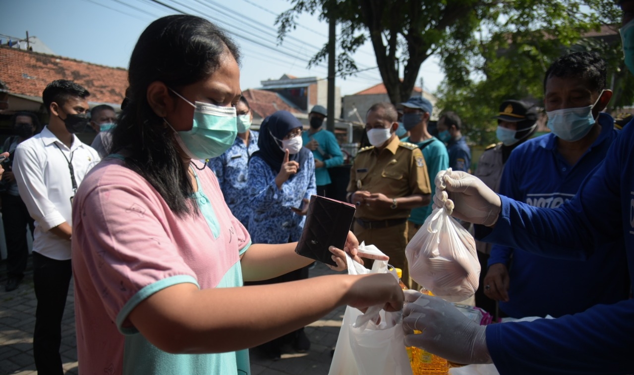 Operasi pasar di Jl. Balongsari Tama Surabaya, Senin (19/4/2021)