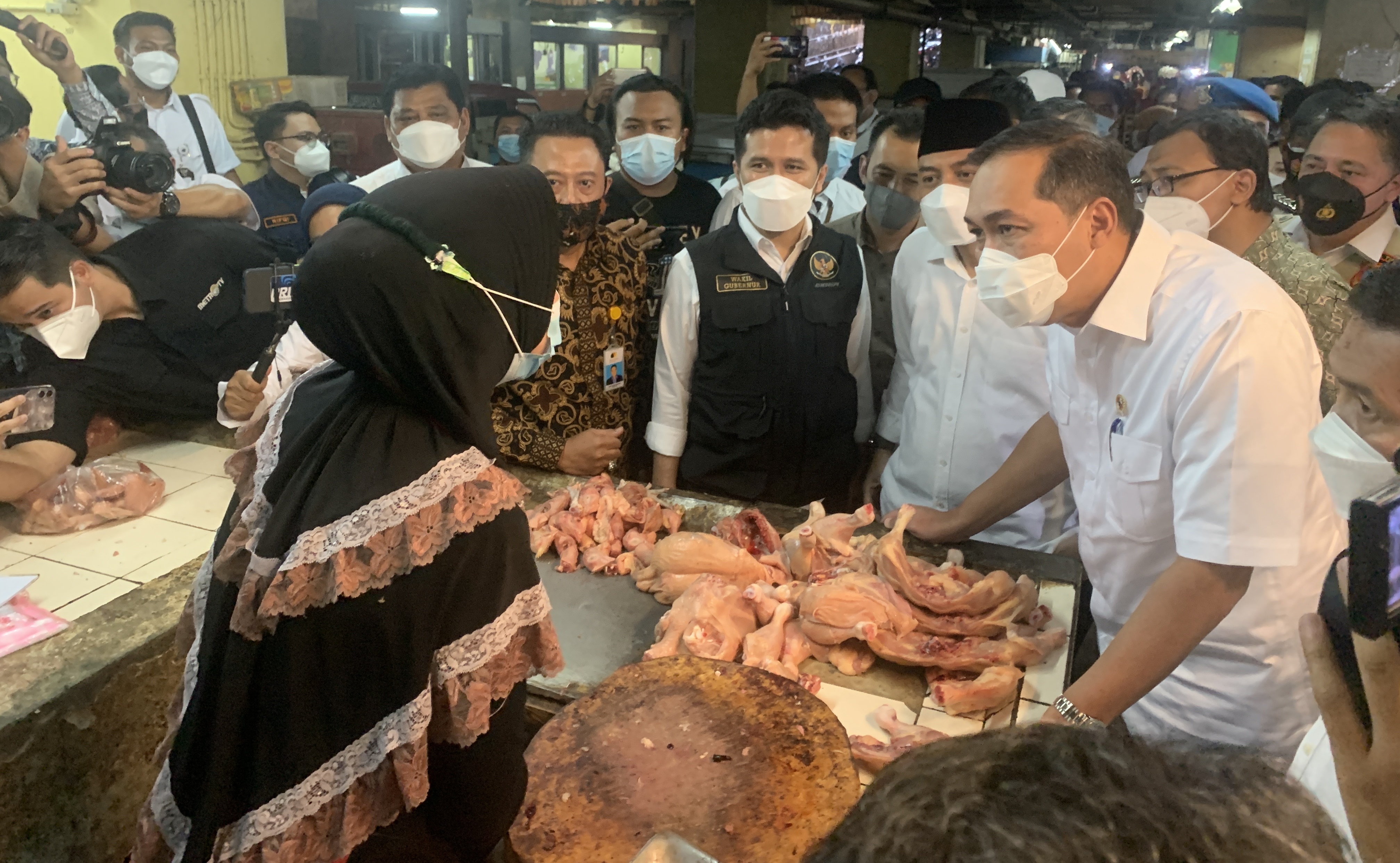 Menteri Perdagangan Muhammad Lutfi saat meninjau harga ayam di Pasar Wonokromo Surabaya, Selasa (20/4/2021).