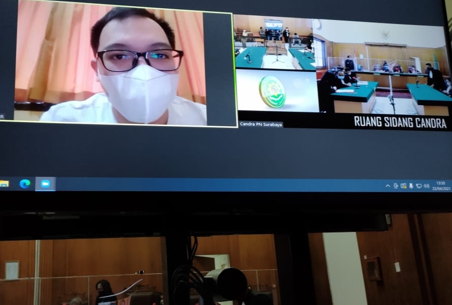 Terdakwa Christian Halim saat menjalani sidang agenda vonis yang digelar secara daring di ruang Candra PN Surabaya, Kamis (22/4/2021).