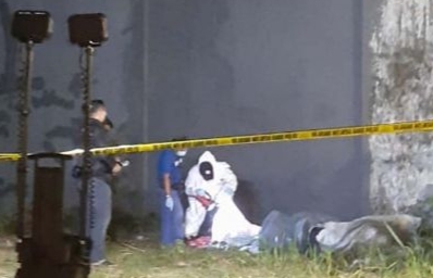 Tim Inafis Polrestabes Surabaya melakukan olah TKP di tempat penemuan mayat dekat Kantor PWNU Jatim, Kamis (22/4/2021) malam.(Foto: Dok. Polisi)