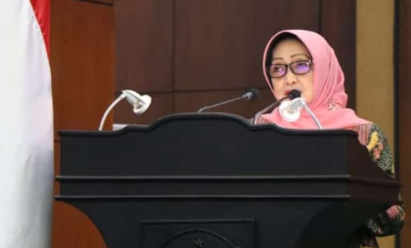 Bupati Jombang Hj. Mundjidah Wahab menyampaikan Raperda di Rapat Paripurna