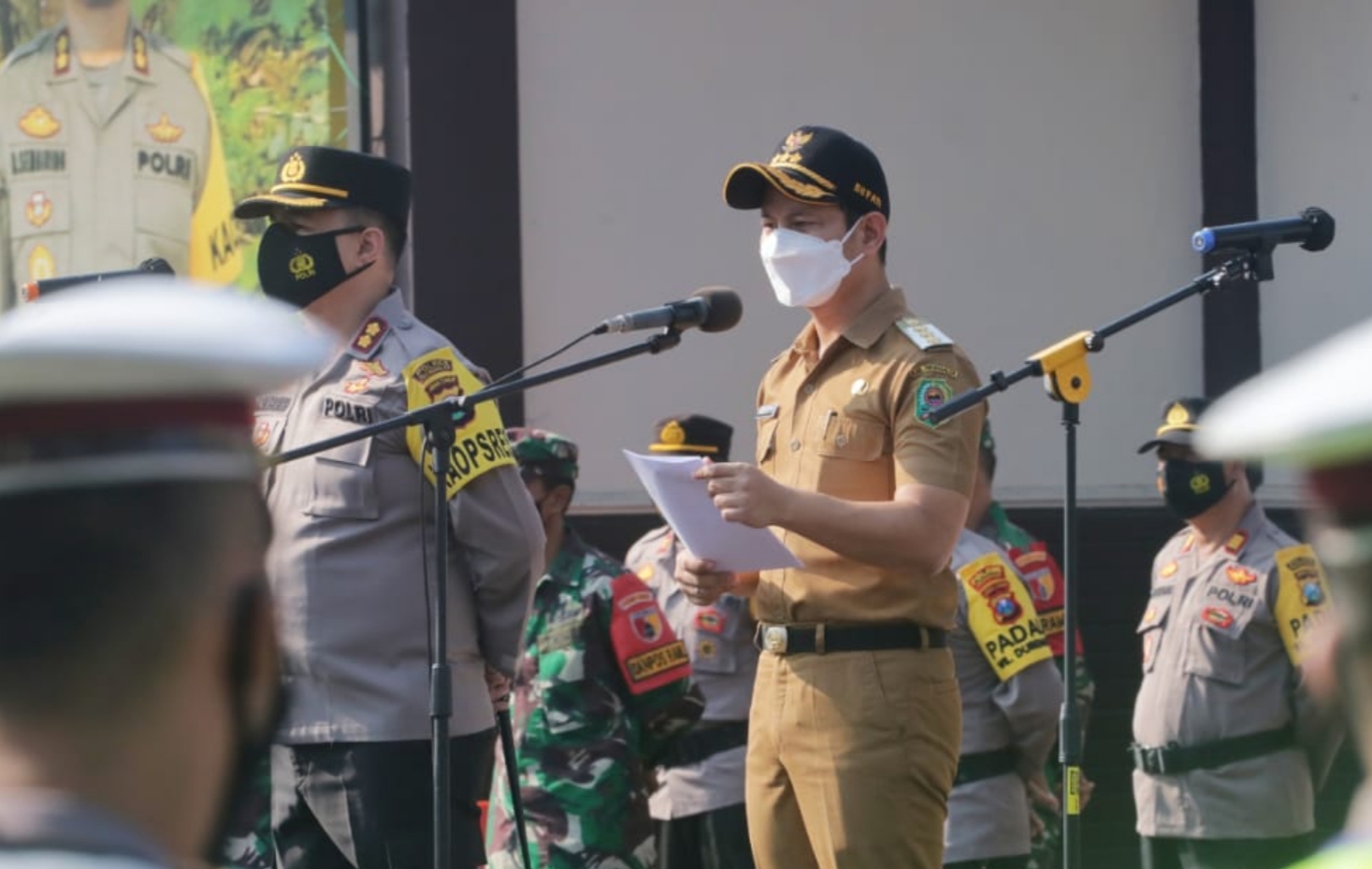 Bupati Trenggalek, Mochamad Nur Arifin memimpin apel pengamanan lebaran di Mako Polres Trenggalek, Senin (26/4/2021).