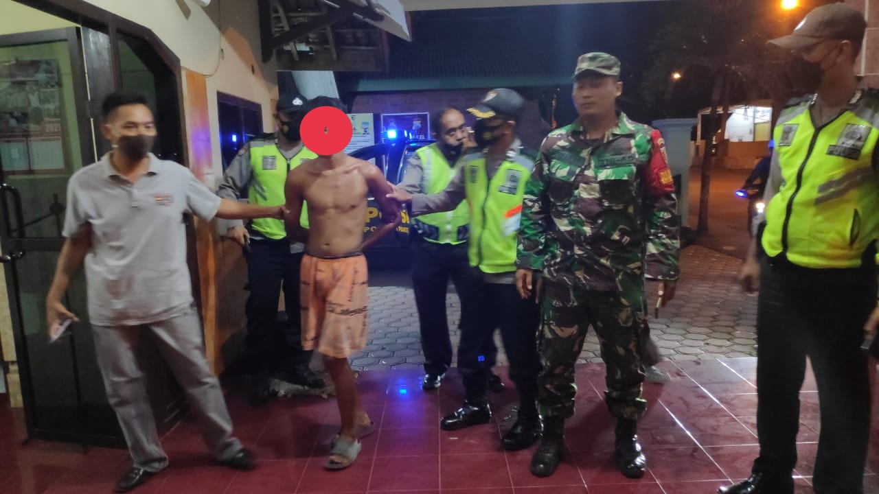 Begi Nurjianto diamankan petugas usai membacok pasutri tetangganya di Tulungagung.