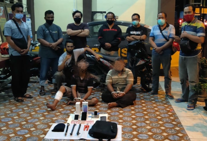Pelaku bersama barang bukti yang diamankan polisi