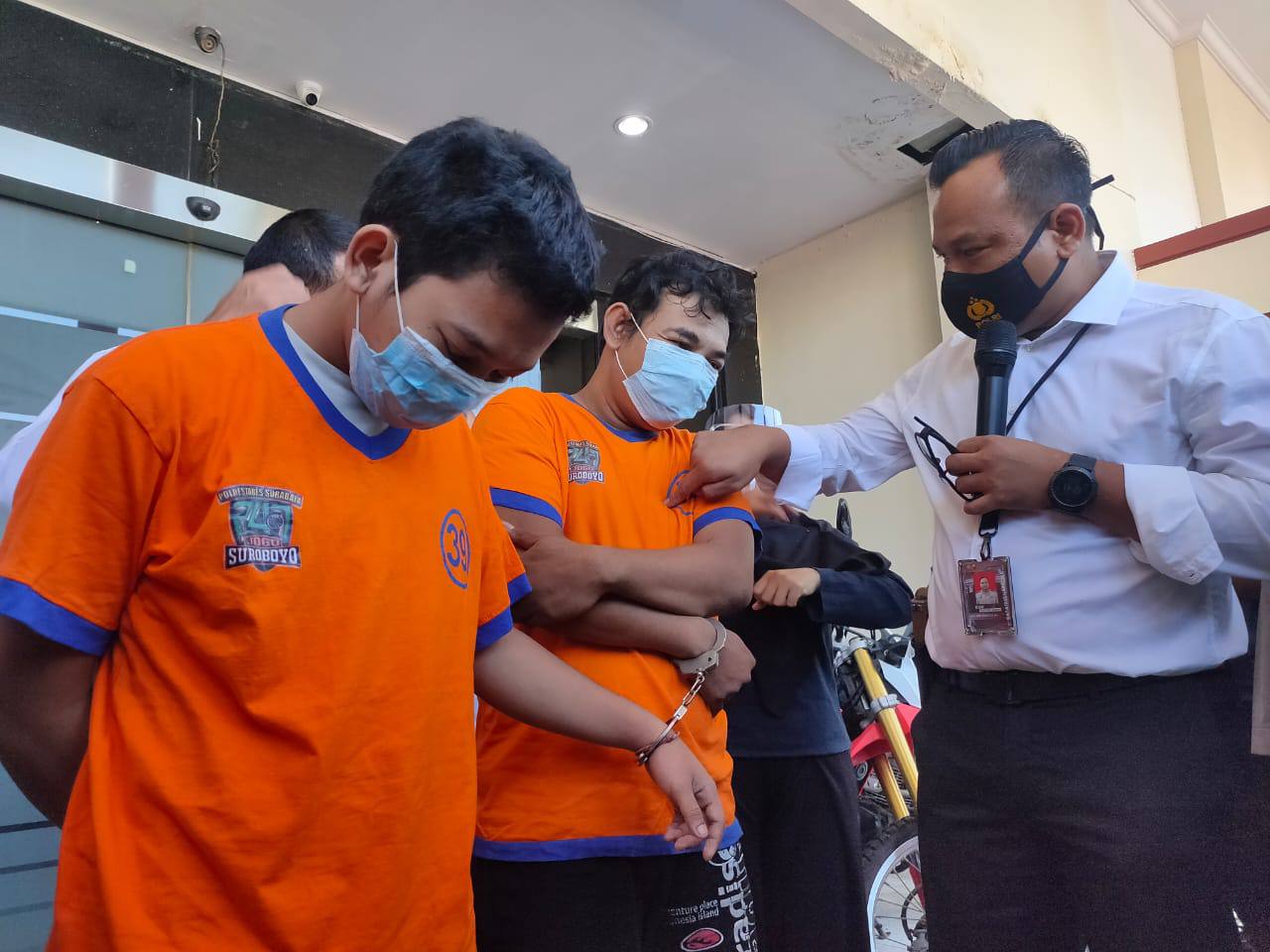 Kasatresnarkoba Polrestabes Surabaya AKBP Memo Ardian menginterograsi kurir sabu yang ditangkap.
