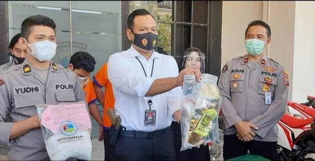 Kasatresnarkoba Polrestabes Surabaya AKBP Memo Ardian mengungkap kasus pengiriman sabu 1 kilo di depan Terminal Bungurasih