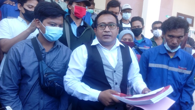 Kuasa Hukum pekerja PT Angkasa Raya Steel Abdullah Syafi'i usai persidangan di Pengadilan Negeri (PN) Gresik, Selasa (27/4/2021).