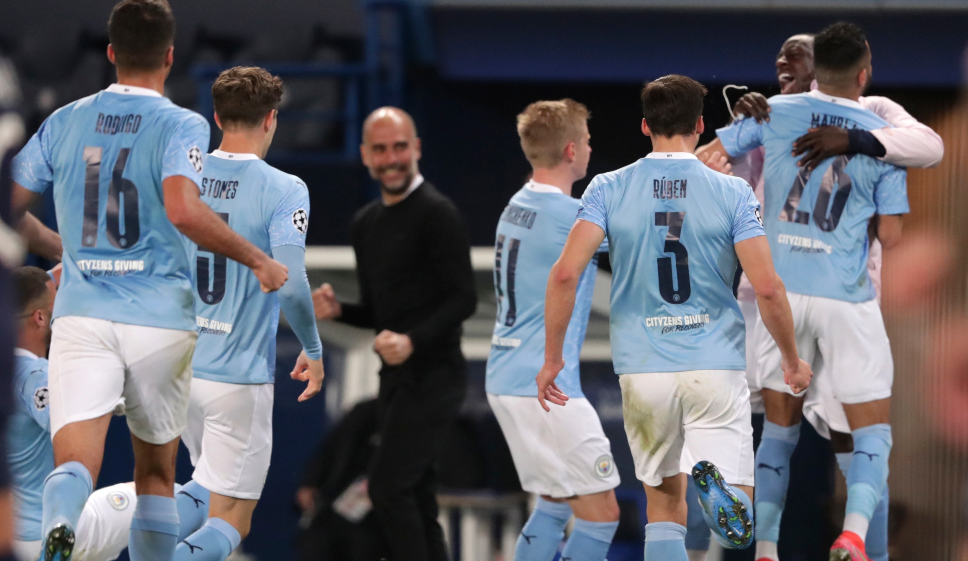 Para pemain Man City melakukan selebrasi usai mengalahkan PSG dengan skor 2-1 dalam laga leg pertama semifinal Liga Champions di Stadion Parc des Princes, Kamis (29/4/2021) WIB. (Sky Sport) 