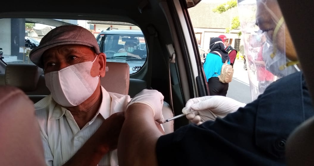 Pelaksanaan vaksinasi covid-19 secara drive thru di Tulungagung