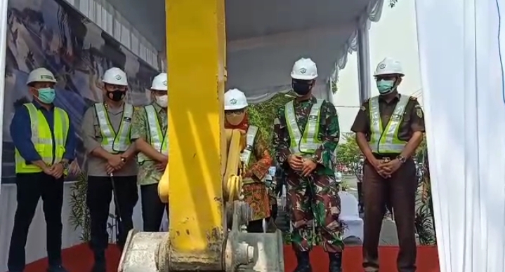 Bupati Jombang Mundjidah Wahab bersama Forkopimda Kabupaten Jombang saat memecahkan kendi di alat berat.