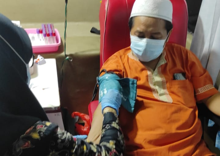 Anggota Dewan Masjid Indonesia (DMI) saat mendonorkan darahnya di PMI Gresik.
