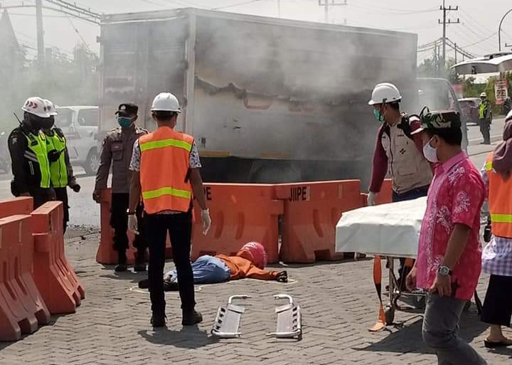 Petugas medis dan satpam saat mengevakuasi korban pengendara motor yang meninggal, Jumat (30/4/2021). (Ist)